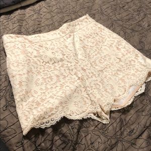 Lace shorts w front and back pockets